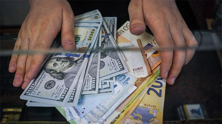 Türkiye, enflasyonun yüzde 80'e yükselmesine rağmen faiz düşürdü