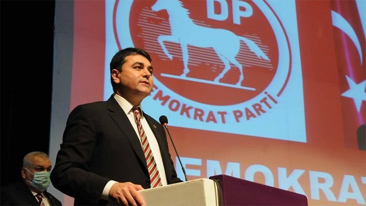 Ev sahibi 'akrabam gelecek' dedi, DP lideri Uysal'ı evden çıkardı