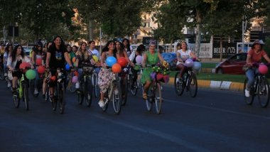 Diyarbakır'da “Süslü Kadınlar” pedal çevirdi