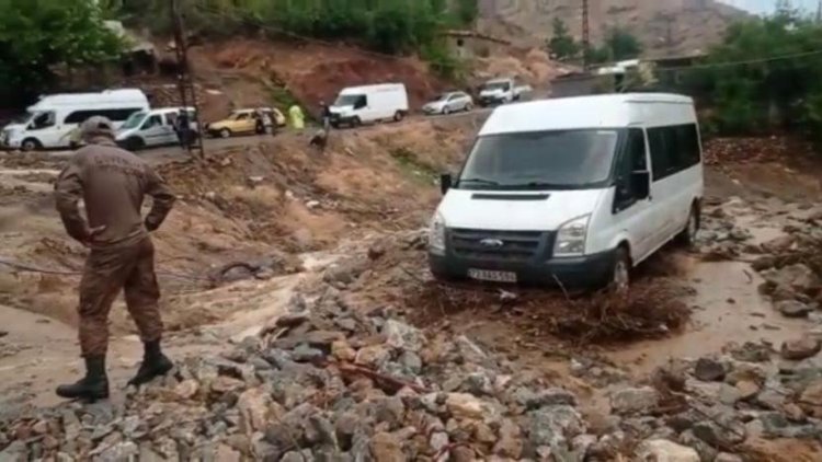 Batman’da sel: Evleri su bastı, araçlar suda sürüklendi