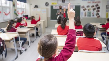 Hakkari' de 18 öğretmen görevden alındı  