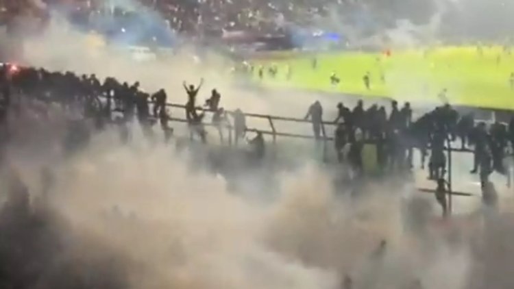 Futbol maçında izdiham: 129 ölü