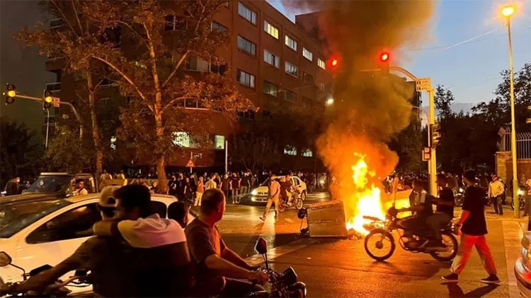 İran'da Jina Emini protestoları: Tahran'da üniversite öğrencilerine sert müdahale