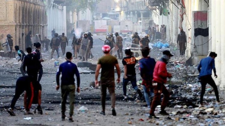 Irak’ın Zikar şehrinde valilik binası ateşe verildi