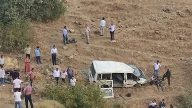 Batman'da İşçileri taşıyan minibüs şarampole yuvarlandı! Yaralılar var