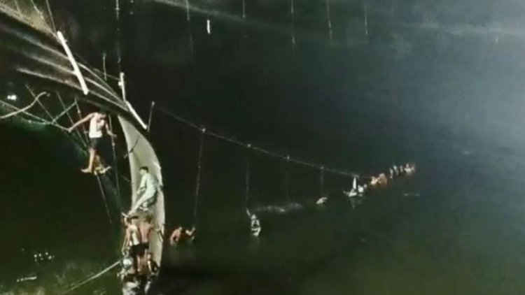 Hindistan'da köprü çöktü: En az 90 kişi yaşamını yitirdi