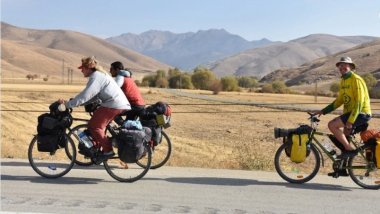 Almanya'dan bisikletleriyle yola çıkan iki arkadaş Yüksekova'ya geldi
