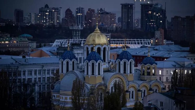 Zelenskiy: Ukrayna'da 4,5 milyon kişi elektriksiz kaldı