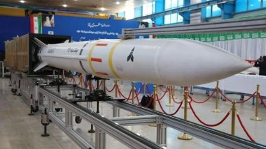 İran, 300 kilometre menzilli yeni füzesini tanıttı