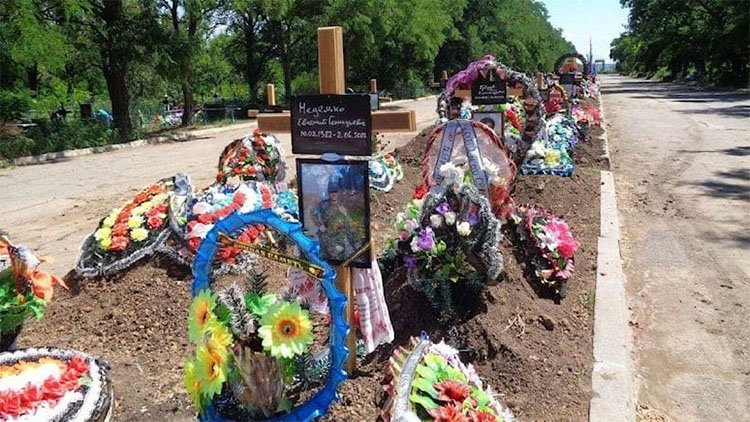 Rusya-Ukrayna Savaşı: Yüzlerce Rus askeri yol kenarına gömüldü