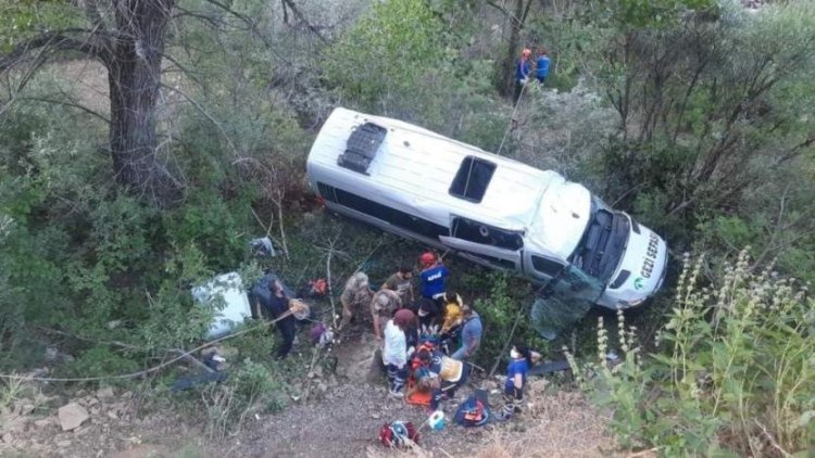 Elazığ'da tur minibüsü şarampole uçtu: 20 yaralı