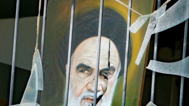 İran'da göstericiler ilk dini lider Hamaney'in evini ateşe verdi