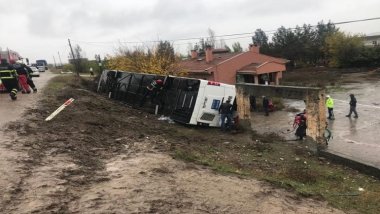 Diyarbakır'da yolcu otobüsü şarampole devrildi