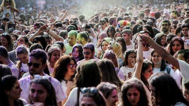 SOMDER: Gençler ülke değiştirmek istiyor, siyasi partilere inanmıyor!