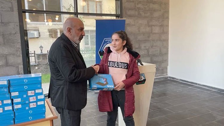 Diyarbakır: DTSO, Kürtçeyi seçen 120 öğrenciye tablet verdi
