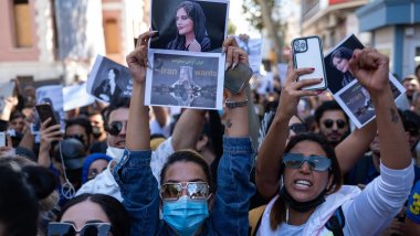 İranlı akademisyenlerden çağrı: 'Polisin kampüse girmesini engelleyin'