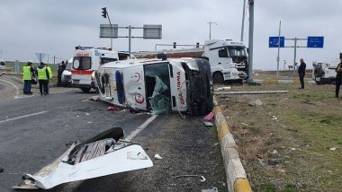 Diyarbakır'da ambulans tırla çarpıştı, ambulanstaki hasta çocuk hayatını kaybetti