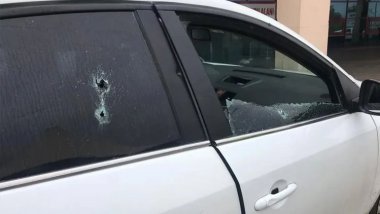 Diyarbakır'da kırmızı ışıkta bekleyen araca silahlı saldırı