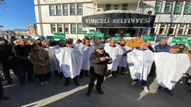Köylülerden kefenli ve tabutlu protesto