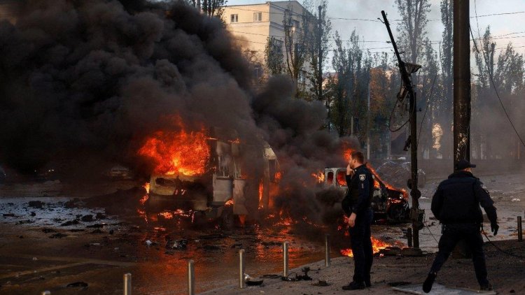 Kiev'de ara arda patlamalar: Rusya füze yağdırdı