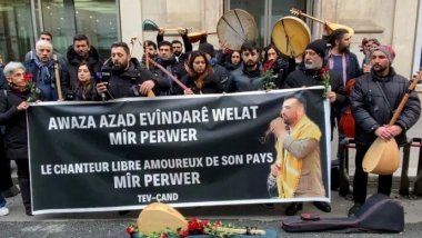 Kürt sanatçılardan Fransa Kültür Bakanlığı önünde eylem