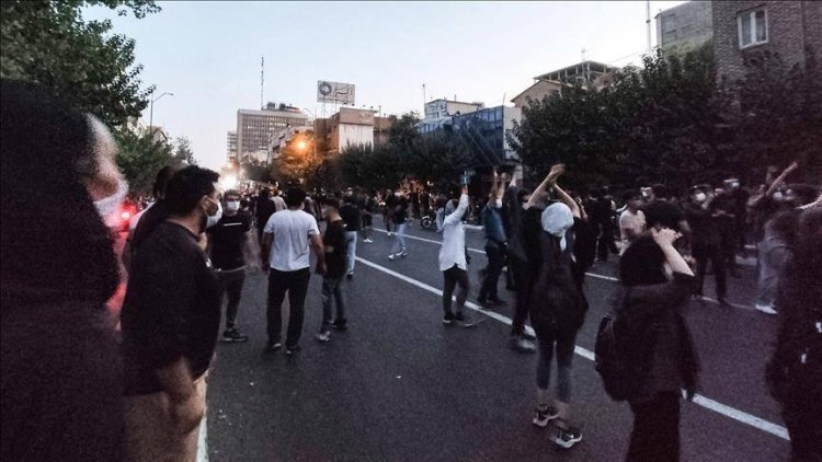 İran'da gösterilere katılan 18 yaşındaki gence 2 kez idam cezası