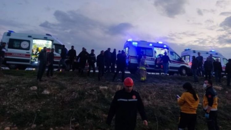 Mardin'de servis aracı devrildi: Çok sayıda ölü ve yaralı