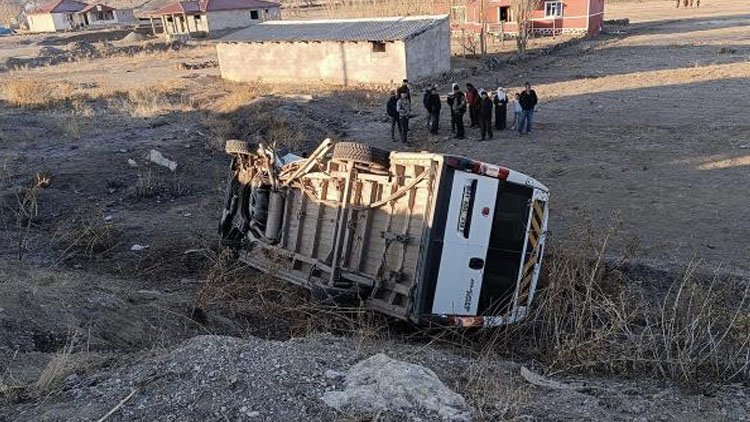 Ağrı'da tır ile minibüs çarpıştı: 1 ölü, 3 yaralı