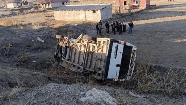 Ağrı'da tır ile minibüs çarpıştı: 1 ölü, 3 yaralı