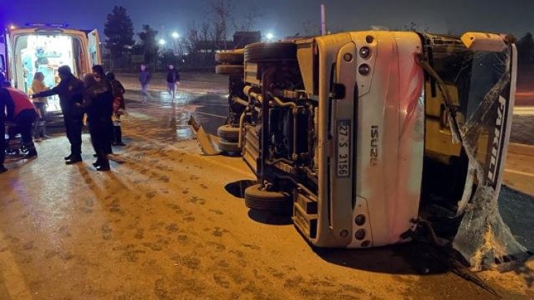Antep'te işçi servisi ile otomobil çarpıştı: Çok sayıda yaralı