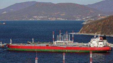 Süveyş Kanalı yine karaya oturan gemi nedeniyle tıkandı