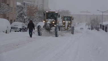 Van'da kar kalınlığı 45 santime ulaştı: Yollar ulaşıma kapandı, uçaklar rötar yaptı