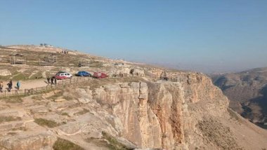 Siirt’teki 350 metre yükseklikten kayalıklara atladı