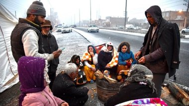 Xoy depremi: Devlet yardımı yok, dondurucu soğuğa rağmen halk caddelerde ateş yakıyor