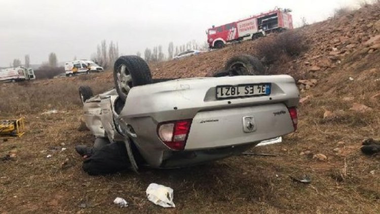 Sivas'ta cenaze yolunda kaza; Ölü ve yaralılar var