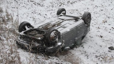 Elazığ'da otomobil şarampole devrildi: Yaralılar var