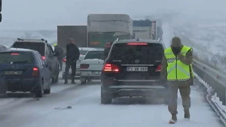 Urfa-Diyarbakır yolu ulaşıma kapandı