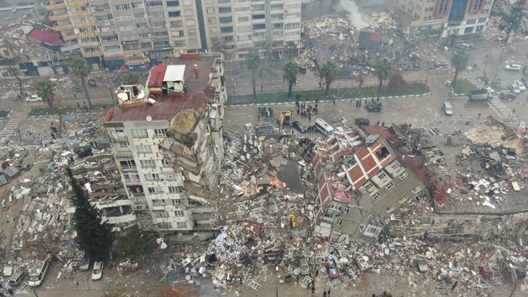 Prof. Dr. Ahmet Ercan: Yaklaşık 215 bin kişi göçük altında olabilir