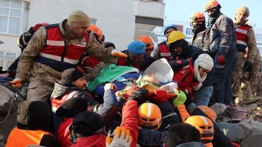 Diyarbakır: Anne-oğul 101. saatte sağ çıkarıldı