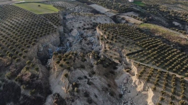 Hatay’da deprem sonrası dehşete düşüren görüntü: Tarla ikiye bölündü!