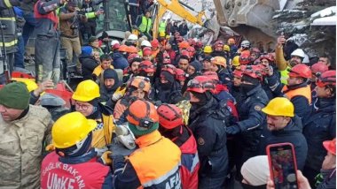 Elbistan'da bir genç kız 133'üncü saatte enkazdan kurtarıldı