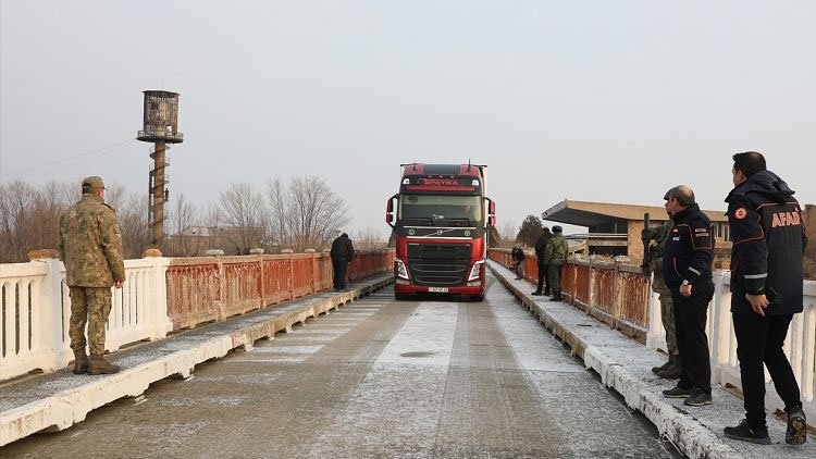 Ermenistan sınır kapısı 35 yıl sonra deprem bölgesine yardım için açıldı