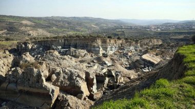 Hatay'da deprem 300 metrelik dev bir vadi oluşturdu