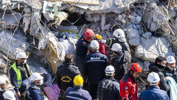 Adıyaman: 177’inci saatte bir baba ve oğlu enkazdan sağ çıkarıldı