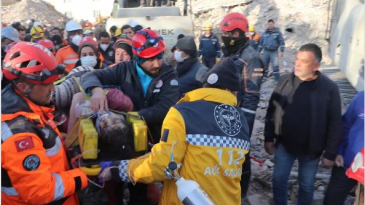 Depremin 205’inci saatte bir kadın enkazdan sağ çıkarıldı