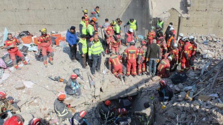 Maraş'ta 222. saatte bir kadın enkazdan sağ olarak kurtarıldı!