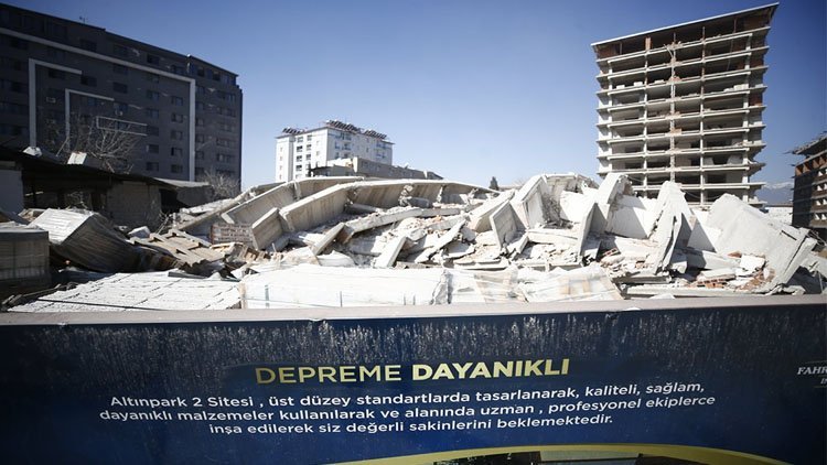 Önünde 'depreme dayanıklı' yazıyordu… İnşaatı bitmeden yıkıldı