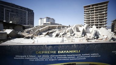 Önünde 'depreme dayanıklı' yazıyordu… İnşaatı bitmeden yıkıldı