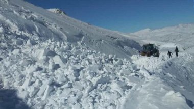 Van’da çığ düştü: İş makinesi operatörü kıl payı kurtuldu