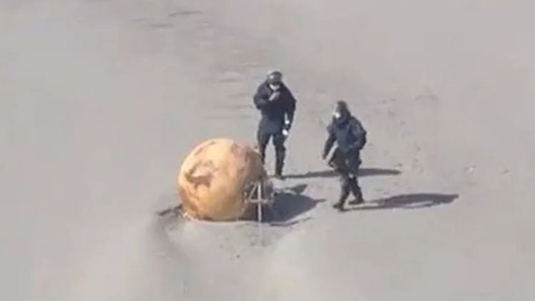 Japonya 'gizemli top' nedeniyle sahili kapattı